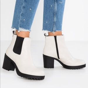 Vagabond ecru Chelsea heel boot